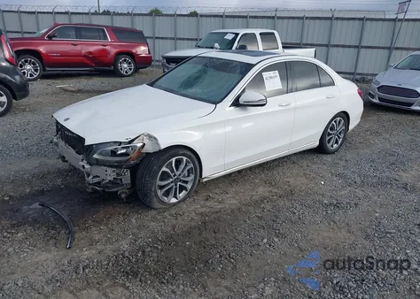 2018 Mercedes-Benz C 300 z USA, uszkodzony, nr VIN 55SWF4JB5JU268060